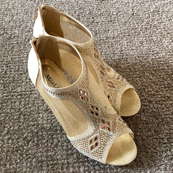 Women’s Gold Heel Shoe - Picture 6 of 12